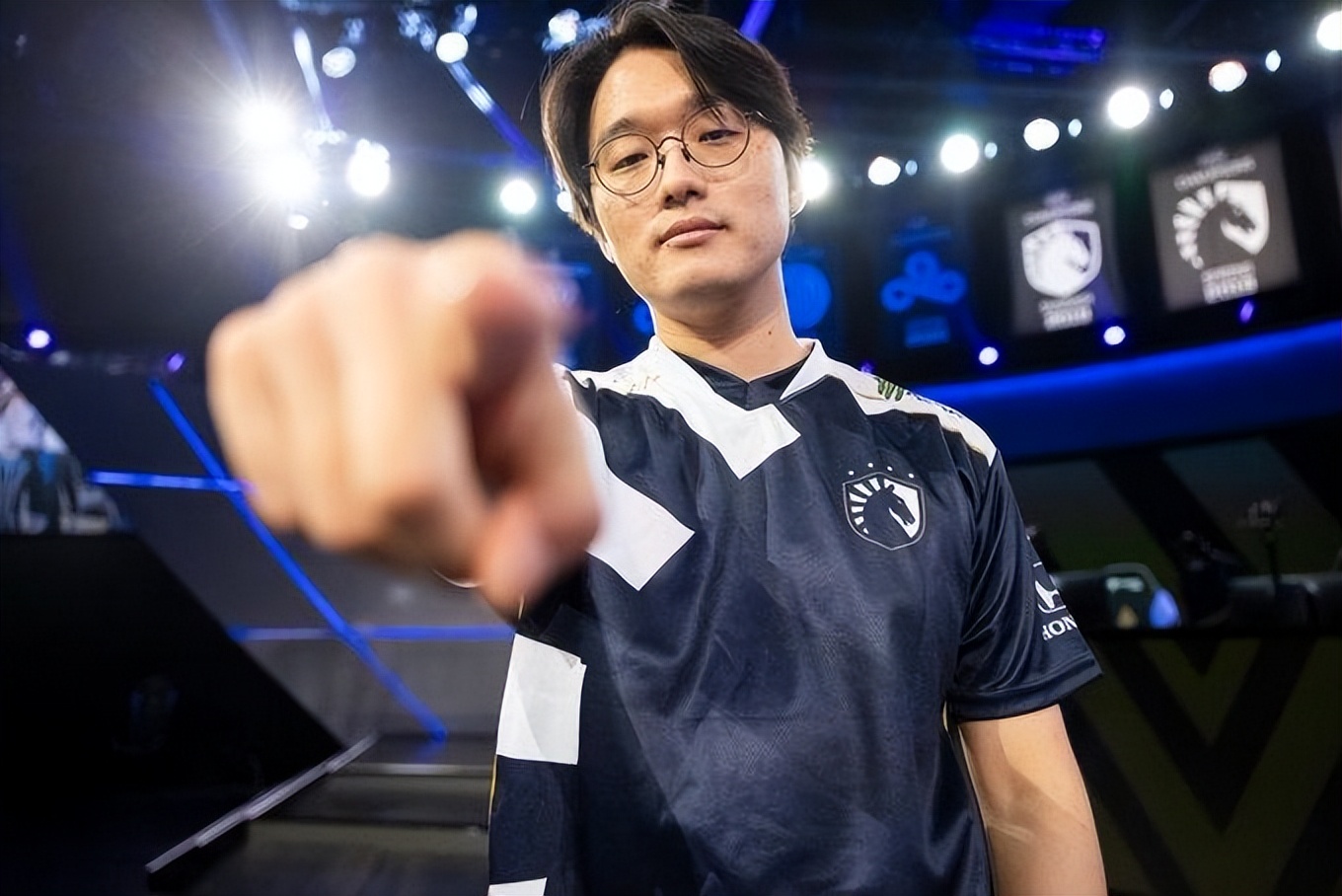 开云体育APP下载-Ming在老鹰比赛中悬念迭起Scout连续七场比赛得分超过问鼎冠军，转会期犹他爵士备战中超看傻球迷