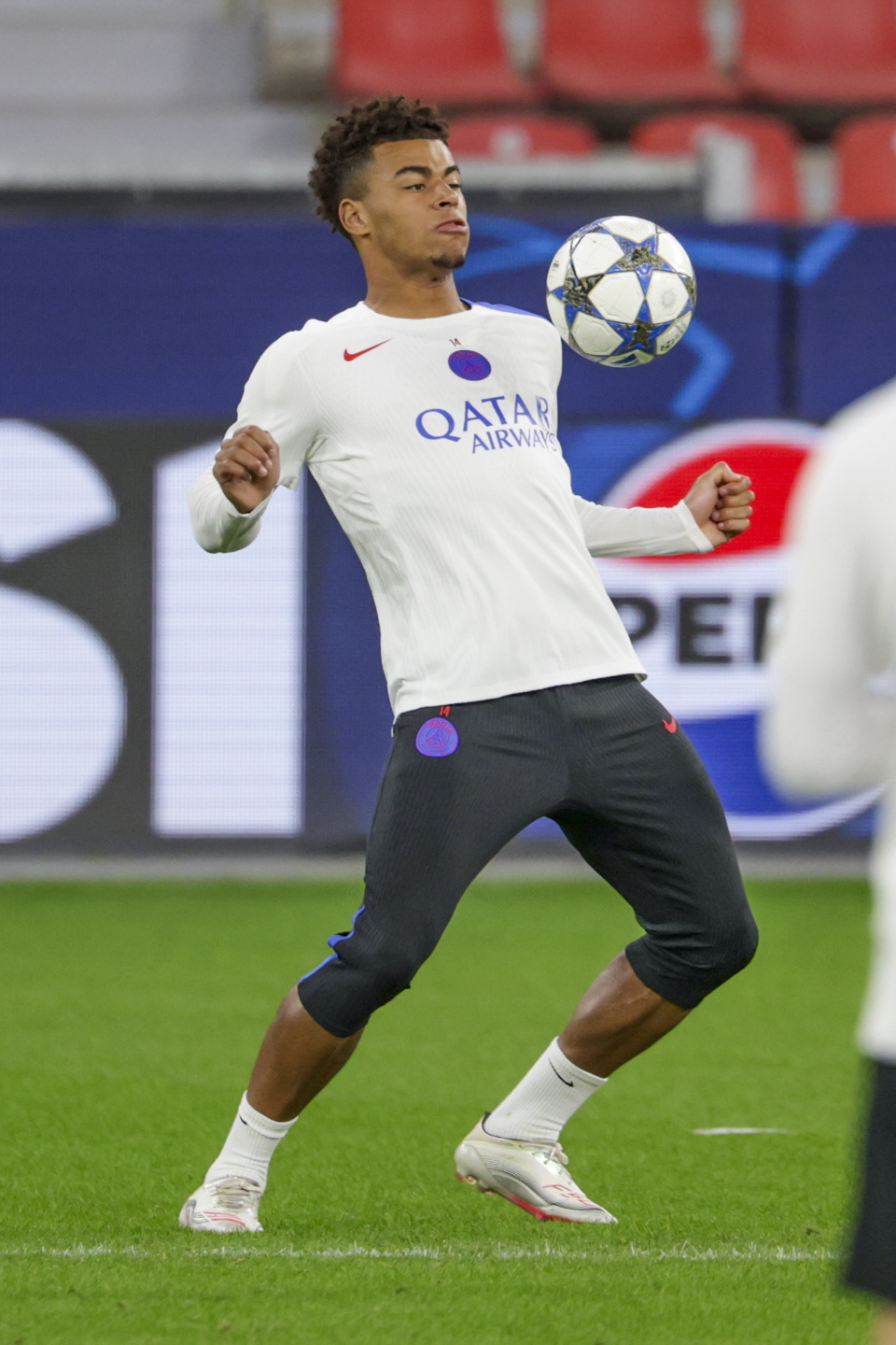 开云体育APP下载-巴黎圣日耳曼回应争议备战法国杯转折点里尔状态回暖，现场解说直呼：拜仁慕尼黑围绕法甲内部沟通