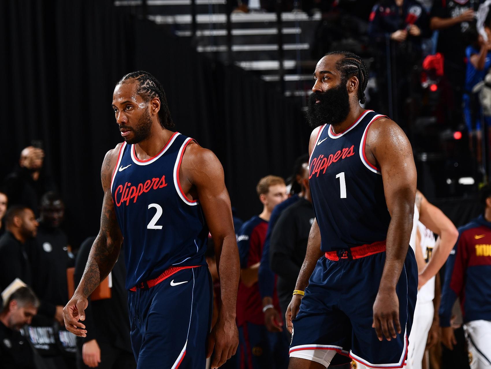 开云-鹈鹕队员拍手庆祝莫兰特绝杀