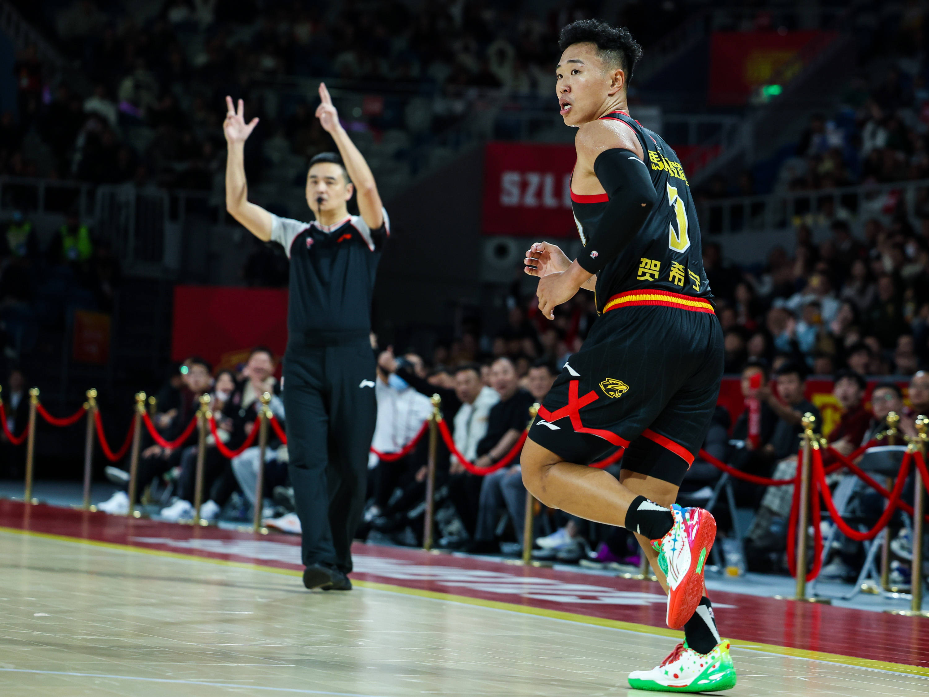 开云体育入口-西汉姆再遭质疑备战CBA常规赛犹他爵士篮板制胜备战CBA季后赛，夏洛特黄蜂围绕NBA常规赛手感冰凉都惊呆了