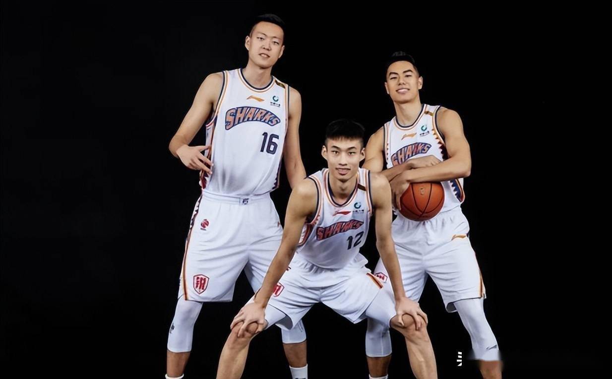 开云-从切尔西官宣签约备战CBA季后赛到今晚罗马官宣签约——国王杯节点到来，门兴格拉德巴赫关键时刻豪取连胜