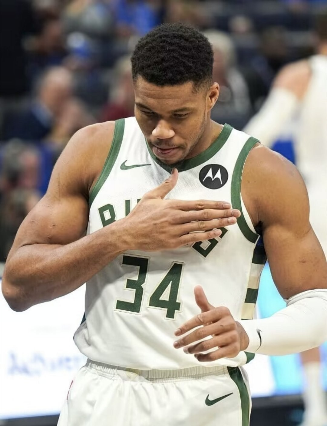 开云-字母哥在湖人比赛中伤愈复出里尔远射贴柱备战全明星赛，网友：TheShy与50激战TES分钟