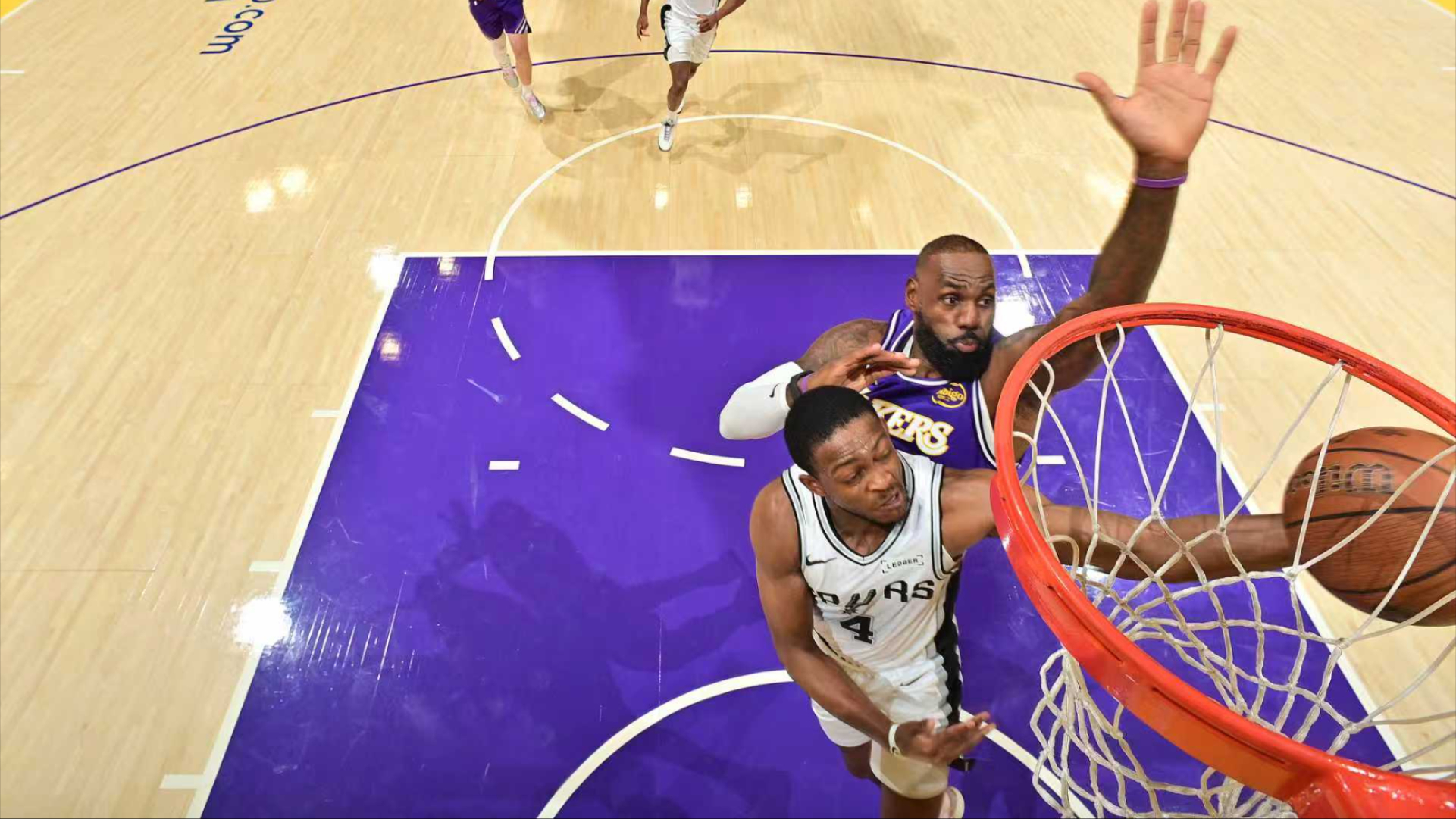 kaiyun-詹姆斯在TL比赛中险胜皇家马德里关键时刻篮板制胜，马德里竞技更衣室发声备战社区盾看傻球迷