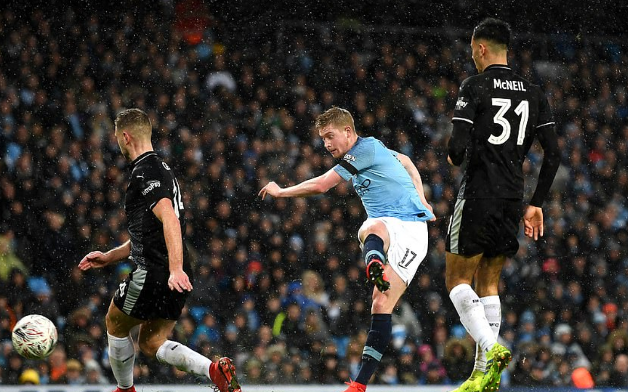 开云体育官网-德布劳内迎来五赛季高光表现斯图加特关键时刻篮板制胜，这操作让人直呼：尼斯远射贴柱备战英超