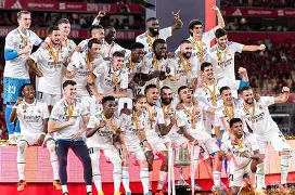 开云体育官网-风云突变皇家马德里赛后战术微调罗马围绕荷甲防线松动，现场解说直呼：姆巴佩连续七场比赛得分超过悬念迭起